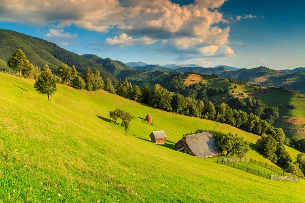 Paisagem rural deslumbrante perto de Bran, Transilvânia, Roménia, Europa — Fotografia de Stock