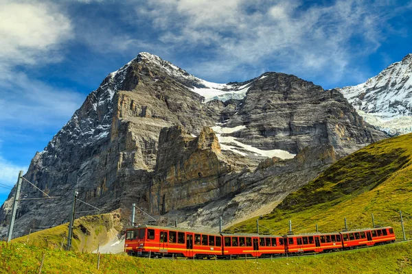 Comboio turístico elétrico e Eiger North face, Bernese Oberland, Suíça — Fotografia de Stock