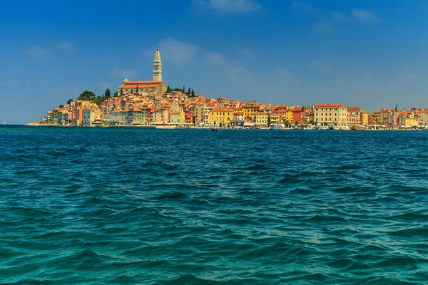 Dia ensolarado com a cidade velha de Rovinj, região da Ístria, Croácia, Europa — Fotografia de Stock