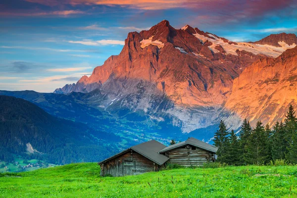 Alpejskich krajobrazów wiejskich ze starej stodole drewniane, Grindelwald, Szwajcaria, Europa — Zdjęcie stockowe