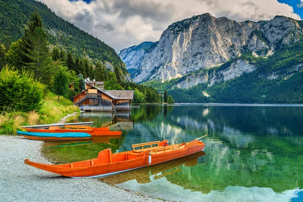 Boathouse e barche in legno sul lago, Altaussee, Salzkammergut, Austria — Foto Stock