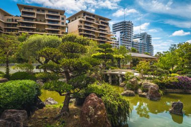 Ünlü Japon bahçesi ve arka plandaki yeni modern lüks daireler, Monte Carlo, Monaco, Avrupa