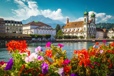 Lucerne 'de harika bir gezi ve seyahat yeri. Jesuitenkirche Kilisesi ve Reuss Nehri. İnanılmaz çiçekli ahşap Şapel Köprüsü, Luzern, İsviçre, Avrupa