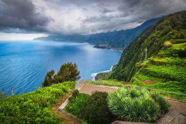 Atlantik Okyanusu 'na bakan Ribeira da Janela manzaralı güzel deniz manzarası ve manzaralı yeşil yamaçlar, Madeira Adası, Portekiz, Avrupa
