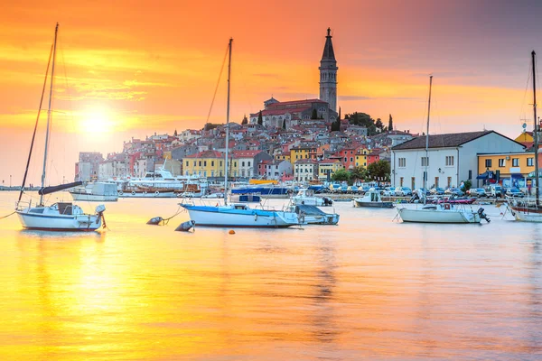 Belo pôr do sol com porto de Rovinj, região da Ístria, Croácia, Europa — Fotografia de Stock