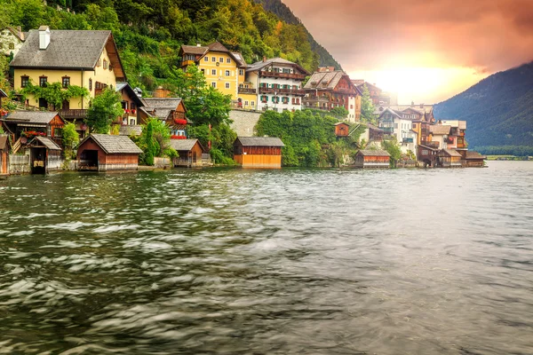 Vackra historiska byn med alpine lake, Hallstatt, Salzkammergut-regionen, Österrike — Stockfoto