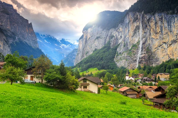 Famosa città di Lauterbrunnen e cascata di Staubbach, Oberland Bernese, Svizzera, Europa — Foto Stock