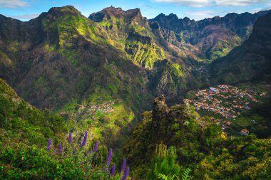 Sersemletici Curral das Freiras köy manzarası Miradouro da Eira do Serrado bakış açısı, Madeira Adası, Portekiz, Avrupa