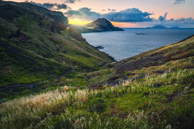 Sao Lourenco yarımadasında ünlü bir yürüyüş yeri. Atlantik Okyanusu 'ndan gün doğumunda Madeira Adası, Portekiz ve Avrupa' nın muhteşem manzarası.