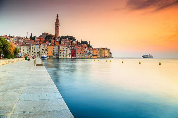 Prachtige zonsondergang met oude stad van Rovinj, Istrië regio, Kroatië, Europa — Stockfoto