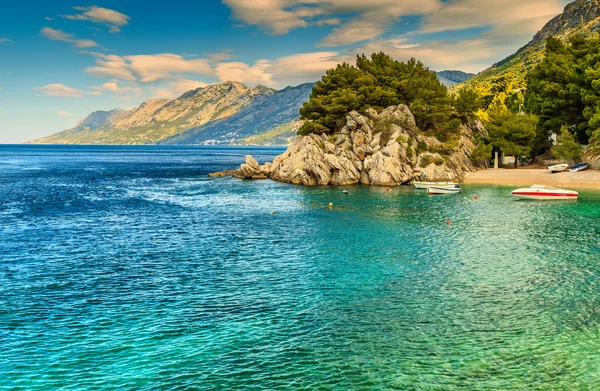 Hermosa bahía y playa con lanchas, Brela, región de Dalmacia, Croacia, Europa —  Fotos de Stock