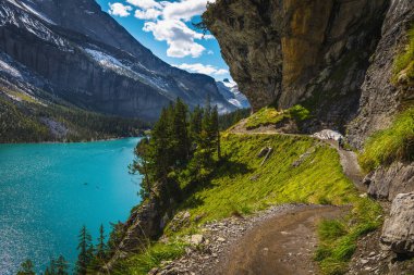 Oeschinensee Gölü kıyısında Kandersteg, Bernese Oberland, İsviçre ve Avrupa 'nın altında harika bir yürüyüş yolu.