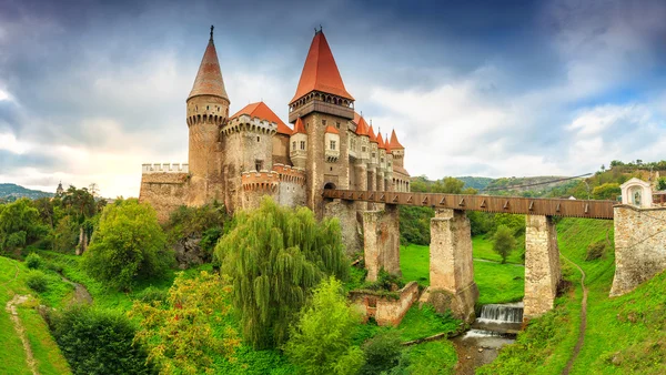 Het beroemde corvin kasteel met bewolkte hemel, Hunedoara, Transsylvanië, Roemenië — Stockfoto