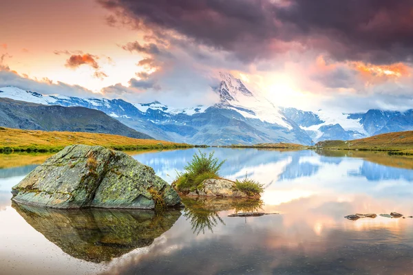 Famoso pico Matterhorn y lago glaciar alpino Stellisee, Valais, Suiza —  Fotos de Stock