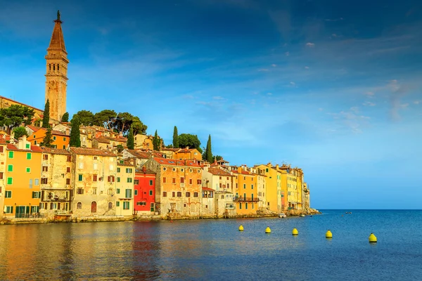 Impresionante puesta de sol con el casco antiguo de Rovinj, región de Istria, Croacia, Europa — Foto de Stock