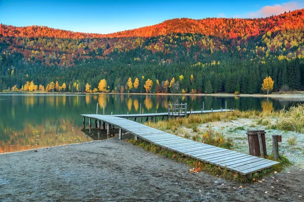 Herfst landschap met kleurrijke sunrise, St Ana Lake, Transsylvanië, Roemenië — Stockfoto