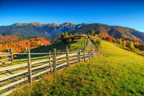 Nádherné podzimní venkovské krajiny poblíž otrub, Sedmihradsko, Rumunsko, Evropa — Stock fotografie