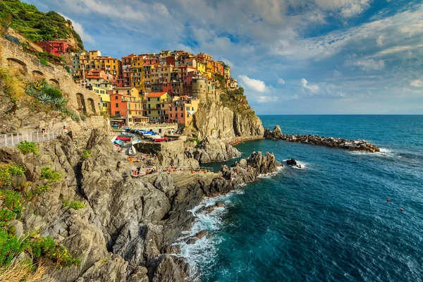 Aldeia de Manarola na costa de Cinque Terre, Itália, Europa — Fotografia de Stock