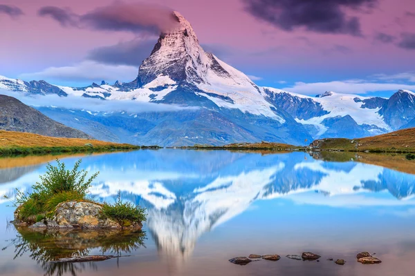 Increíble amanecer con el pico Matterhorn y el lago Stellisee, Valais, Suiza — Foto de Stock