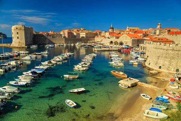 Cidade velha de Dubrovnik panorama com barcos coloridos, Croácia, Europa — Fotografia de Stock