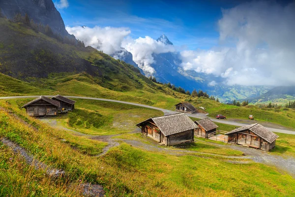 Fazendas alpinas suíças típicas e montanhas Eiger, Bernese Oberland, Suíça — Fotografia de Stock