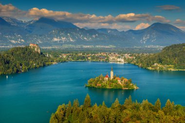 Çarpıcı panorama, güzel bulutlar ve Bled Gölü, Slovenya, Europe 