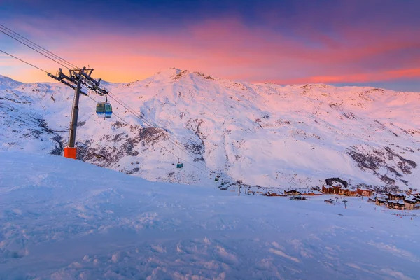 Prachtige zonsopgang en ski resort in de Franse Alpen, Europa — Stockfoto