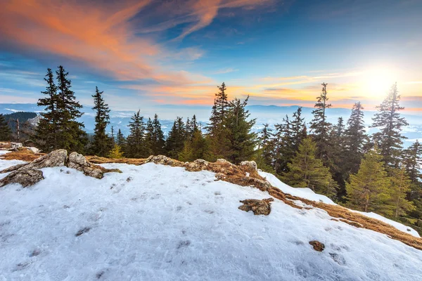 Coucher de soleil majestueux et paysage hivernal, Carpates, Roumanie, Europe — Photo