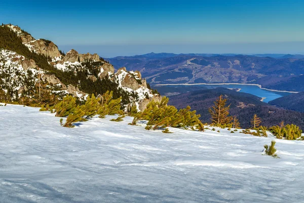 Paysage d'hiver, Bicaz vue sur le lac depuis les montagnes de Ceahlau, Roumanie — Photo