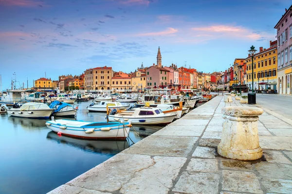 Hermoso amanecer con el casco antiguo de Rovinj, región de Istria, Croacia, Europa — Foto de Stock