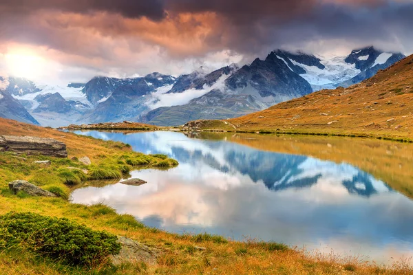 Lago glaciar alpino Stellisee, Zermatt, Valais, Suiza, Europa — Foto de Stock