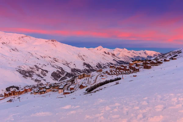 Magické sunrise a lyžařské středisko ve francouzských Alpách, Evropa — Stock fotografie