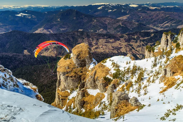 높은 산, Ceahlau, 루마니아에 비행 소녀의 실루엣 — 스톡 사진