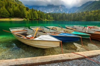 Çarpıcı Alp Peyzaj ve renkli tekneler, Lake Fusine, İtalya, Europe