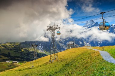 Modern teleferik ve yeşil alanları, Grindelwald, İsviçre, Europe