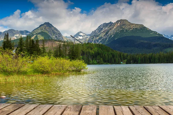 Alpské horské jezero v Vysoke Tatry, Štrbské Pleso, Slovensko, Evropa — Stock fotografie