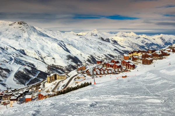 Paisaje invernal y estación de esquí en los Alpes franceses, Europa — Foto de Stock