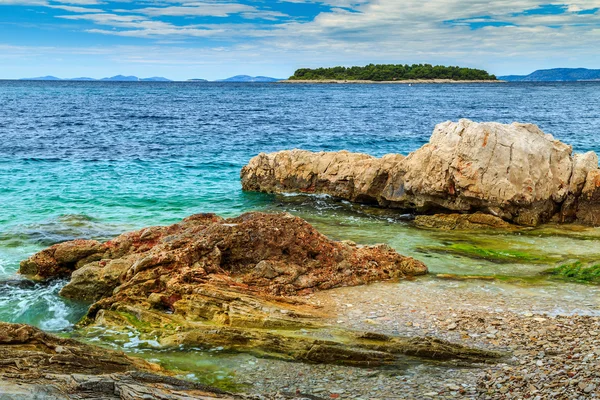 Turkuaz deniz ve kayalık sahil şeridi, Primosten, Hırvatistan, Europe — Stok fotoğraf