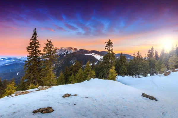 Majestätiska Soluppgång och vinter landskap, Karpaterna, Rumänien, Europa — Stockfoto