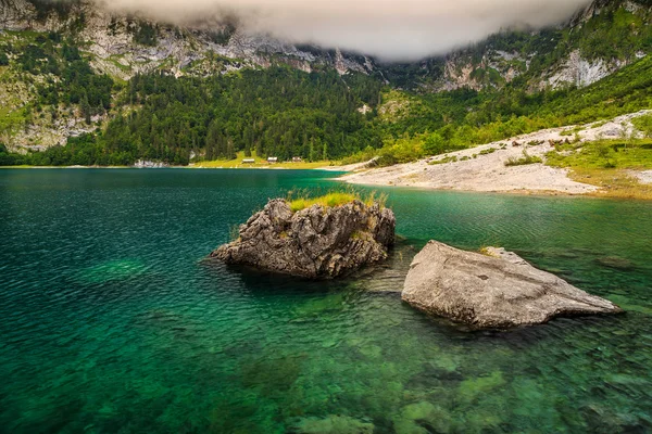 Lenyűgöző alpesi tó, és a ködös hegyek, Hinterer Gosausee, Ausztria — Stock Fotó