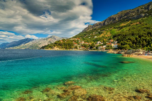 Bela baía e praia, Brela, região da Dalmácia, Croácia, Europa — Fotografia de Stock