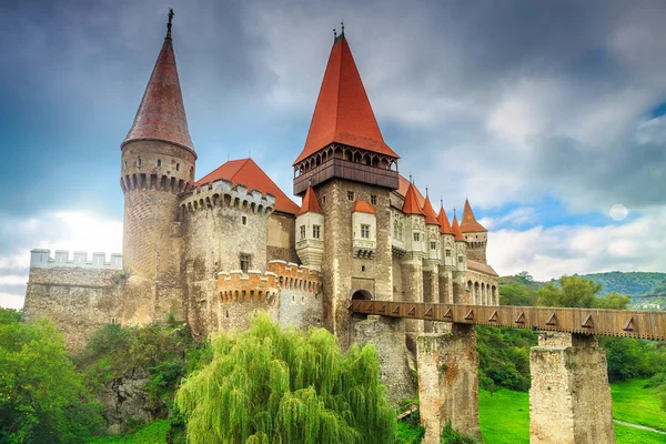 A lenyűgöző híres Hunyadiak kastélyában, Hunyad, Erdély, Románia, Európa — Stock Fotó