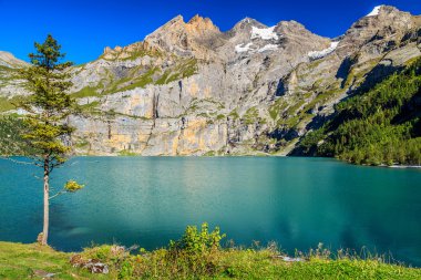 Harika Mavi Göl ile yüksek dağlar ve buzullar, Oeschinensee, İsviçre