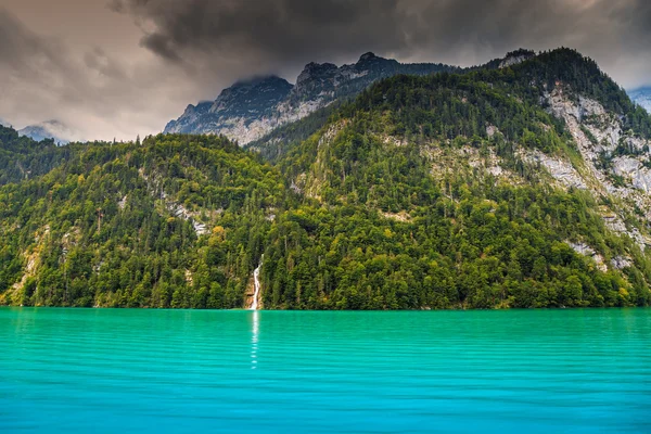 Prachtige alpine meer en mistige bergen, Konigsee, Berchtesgaden, Duitsland, Europa — Stockfoto