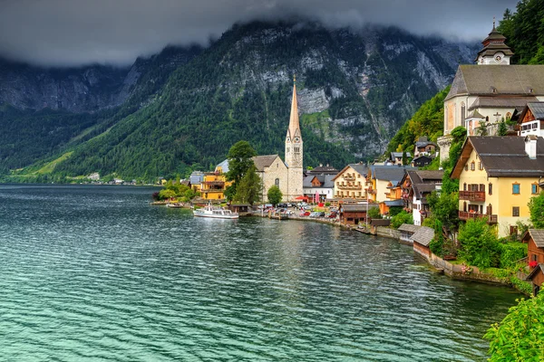 Bela aldeia histórica com lago alpino, Hallstatt, região de Salzkammergut, Áustria — Fotografia de Stock