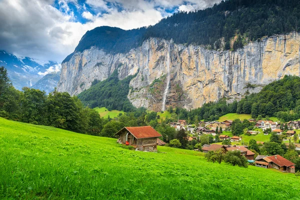 有名なラウターブルンネンの町とシュタウブバッハの滝、ベルナー ・ オーバーランド、スイス連邦共和国、ヨーロッパ — ストック写真