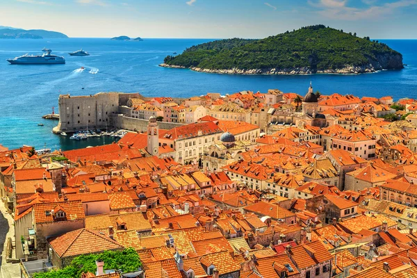 Ciudad vieja de Dubrovnik panorama de las murallas de la ciudad, Croacia — Foto de Stock