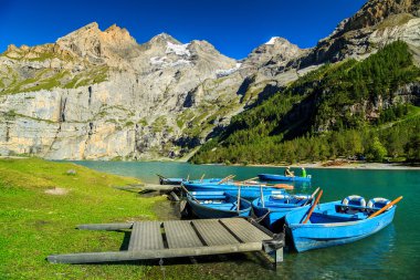 Harika dağ gölü ile yüksek dağlar ve buzullar, Oeschinensee, İsviçre