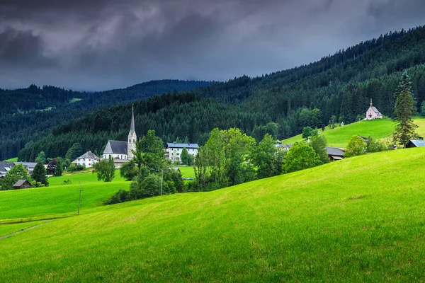 Atemberaubende Frühlingslandschaft mit dunklen Wolken, Gosau, Österreich, Europa — Stockfoto