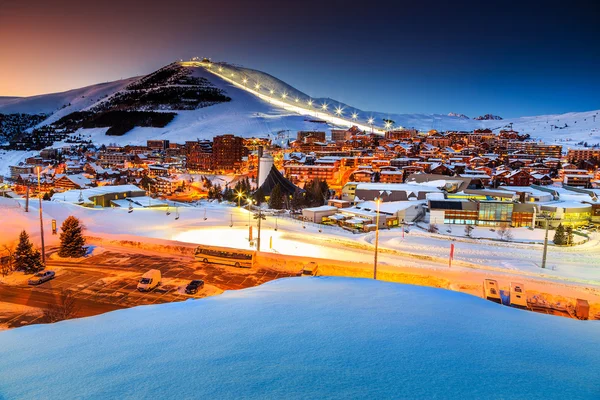 Krásný západ slunce a lyžařské středisko ve francouzských Alpách, Evropa — Stock fotografie